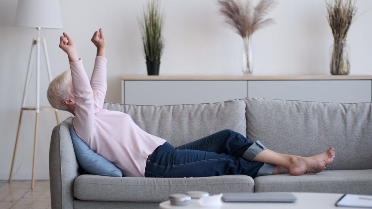 Frauengesundheit für die reife Frau. Frau auf Sofa